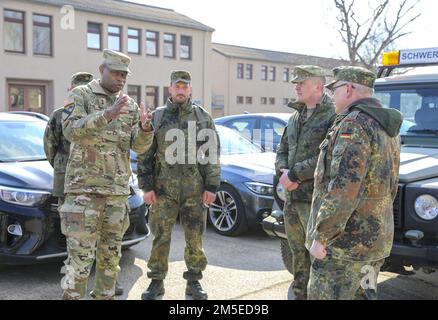 Le général de division James Smith, à gauche, commandant général du 21st Theatre Sousment Command, interagit avec les soldats de la Bundeswehr pendant les opérations à la caserne Coleman, en Allemagne, sur 7 mars 2022. La collaboration étroite avec nos partenaires du pays hôte améliore l'interopérabilité et renforce notre partenariat. Banque D'Images