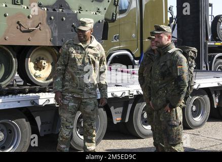 Le général de division James Smith, à gauche, commandant général du 21st Theatre Sousment Command, interagit avec les soldats de la Bundeswehr pendant les opérations à la caserne Coleman, en Allemagne, sur 7 mars 2022. La collaboration étroite avec nos partenaires du pays hôte améliore l'interopérabilité et renforce notre partenariat. Banque D'Images