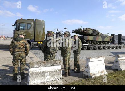 Un système de transport d'équipement lourd (STH) de Bundeswehr portant un char de combat américain M1 Abrams est mis en scène pour un mouvement ultérieur à la caserne Coleman, en Allemagne, sur 7 mars 2022. La Bundeswehr travaille côte à côte avec des partenaires américains pour soutenir le programme de stocks prépositionnés de l'armée, aider à assurer nos alliés et à prévenir l'agression russe. Banque D'Images