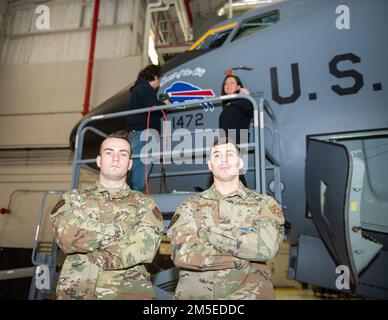 Senior Airman Dylan Creasey (à gauche) et Tech. Le Sgt Alexander Coppola les deux chefs d'équipage du KC-135 de l'escadron de maintenance des aéronefs 914th se tiennent fièrement devant l'aéronef 1472 avec le logo Buffalo Bills sur son nez 7 mars 2022 à la station de la réserve aérienne de Niagara Falls, à New York. Il s'agit du premier pétrolier de Niagara à avoir installé des objets d'art du nez sur l'avion depuis que l'unité a reçu les Stratotankers en 2017. Banque D'Images