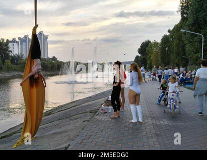 Kiev, Ukraine 22 septembre 2018: Fille pend sur un long tissu à l'envers Banque D'Images