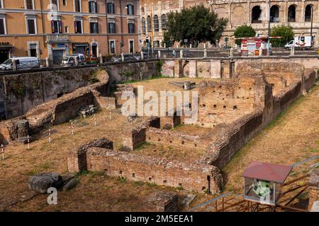 Ludus Magnus Ruins, ancienne grande école de formation de gladiateurs dans la ville de Rome, Lazio, Italie. Banque D'Images