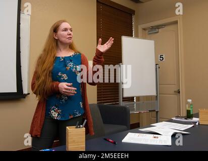220307-N-DQ752-0047 BASE DE JOINT SAN ANTONIO FT. SAM HOUSTON, Texas (7 mars 2022) Lt. Cmdr. ADA Dee, officier de division du programme de base de l'Hôpital Corpsman au Campus d'éducation et de formation médicales (CMEO), donne des instructions sur une partie d'un cours de santé mentale corps-esprit. Le Centre de soutien à la formation en médecine de la Marine est le commandement de la composante Marine qui assure le contrôle administratif et opérationnel du personnel de la Marine et des étudiants affectés au CIEM et à d'autres programmes médicaux dans la région de San Antonio. Banque D'Images