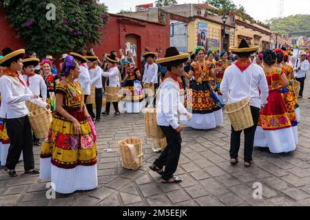 Danseurs de la troupe de danse de Salina Cruz en tenue traditionnelle pendant le festival de danse folklorique de Guelaguetza à Oaxaca, Mexique. Banque D'Images
