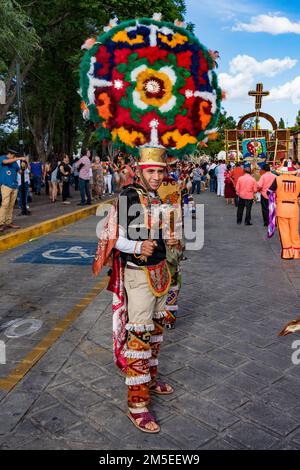 Un guerrier aztèque de la troupe de danse Danza de la Pluma de Teotitlan de Valle lors d'un défilé de Guelaguetza à Oaxaca, au Mexique. Banque D'Images