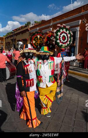 Danseuses de Jester à Danza de la Pluma troupe de danse de Teotitlan de Valle à un défilé de Guelaguetza à Oaxaca, Mexique. Banque D'Images