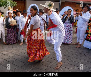 Des danseurs en robe traditionnelle de Miahuatlan dansent le Mixtec Jarabe au festival de danse Guelaguetza à Oaxaca, au Mexique. Banque D'Images