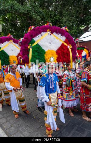 Danseurs guerriers aztèques du Danza la Pluma au festival de danse Guelaguetza à Oaxaca, au Mexique. Banque D'Images