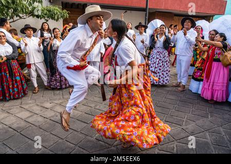 Des danseurs en robe traditionnelle de Miahuatlan dansent le Mixtec Jarabe au festival de danse Guelaguetza à Oaxaca, au Mexique. Banque D'Images