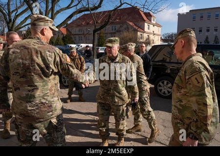 Maj Jeffery Broadwater, commandant adjoint du V corps, et président du Maj D.A. Sims, commandant général de la 1st Division d'infanterie, accueille le général Mark Milley, Président des chefs d'état-major interarmées, au quartier général du V corps à Poznan, en Pologne, le 7 mars 2022. Le général Milley était en visite au siège pour parler aux dirigeants et aux troupes, recevoir des mémoires sur la situation actuelle en Europe et faciliter les engagements de presse. V corps est le Forward Deployed corps de l'Amérique en Europe et travaille aux côtés des alliés de l'OTAN et des partenaires de sécurité régionaux pour fournir des forces prêtes au combat, exécuter des forces conjointes et multinationales Banque D'Images