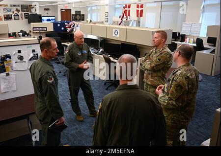 Les principaux dirigeants de la Garde nationale de Géorgie discutent de la mission de l'escadron de contrôle aérien expéditionnaire 727th lors d'une visite d'immersion à la base aérienne de Shaw, en Caroline du Sud, en 7 mars 2022. L'EACS 727th est une unité de commandement et de contrôle tactique qui communique des informations critiques sur les opérations de combat au Centre des opérations aériennes combinées de la base aérienne d'Al Udeid, au Qatar. (É.-U. Le sergent d'état-major de la Force aérienne, Blake Gonzales) Banque D'Images