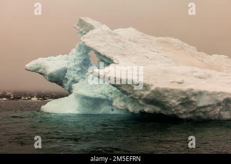 Iceberg d'eau douce au large de la côte du Groenland Banque D'Images