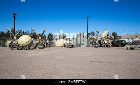 ÉTATS-UNIS Marines, avec le 9th communication Battalion, I Marine Expeditionary Force information Group, effectue une pré-vérification de leurs systèmes au camp de base du corps des Marines Pendleton, Californie, 11 mars 2022. Cette formation permet au bataillon des communications de 9th d'être capable d'exploiter, de défendre et de préserver les réseaux d'information pour permettre le commandement et le contrôle du commandant dans tous les domaines, et de soutenir et de mener les opérations de la Force opérationnelle au sol de l'air marin dans l'environnement de l'information. Banque D'Images