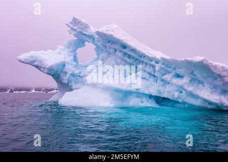 Iceberg d'eau douce au large de la côte du Groenland Banque D'Images