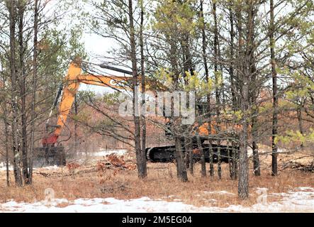 Les travailleurs complètent le programme de réhabilitation et d'entretien des terres (RAM) 7 mars 2022, dans la zone d'instruction B-05, à South Post, à fort McCoy, Wisconsin. Les travaux ont été achevés en collaboration avec le Bureau forestier de fort McCoy pour les aider à fournir une aire de plantation d'arbres et à améliorer la zone de formation. Les équipes de LRAM utilisent des tondeuses forestières extra-robustes pour déchiqueter la végétation. L'équipe LRAM de fort McCoy effectue également l'entretien des pistes et de la zone d'entraînement, reconfigure les sites pour augmenter le potentiel d'entraînement et répare les dommages de manœuvre, y compris l'ensemencement d'herbe indigène et les projets de contrôle de l'érosion pour rencontrer l'Armée de terre Banque D'Images