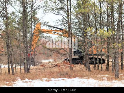 Les travailleurs complètent le programme de réhabilitation et d'entretien des terres (RAM) 7 mars 2022, dans la zone d'instruction B-05, à South Post, à fort McCoy, Wisconsin. Les travaux ont été achevés en collaboration avec le Bureau forestier de fort McCoy pour les aider à fournir une aire de plantation d'arbres et à améliorer la zone de formation. Les équipes de LRAM utilisent des tondeuses forestières extra-robustes pour déchiqueter la végétation. L'équipe LRAM de fort McCoy effectue également l'entretien des pistes et de la zone d'entraînement, reconfigure les sites pour augmenter le potentiel d'entraînement et répare les dommages de manœuvre, y compris l'ensemencement d'herbe indigène et les projets de contrôle de l'érosion pour rencontrer l'Armée de terre Banque D'Images