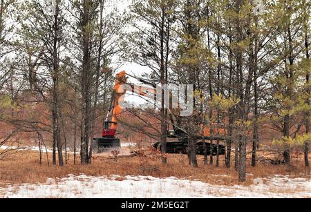 Les travailleurs complètent le programme de réhabilitation et d'entretien des terres (RAM) 7 mars 2022, dans la zone d'instruction B-05, à South Post, à fort McCoy, Wisconsin. Les travaux ont été achevés en collaboration avec le Bureau forestier de fort McCoy pour les aider à fournir une aire de plantation d'arbres et à améliorer la zone de formation. Les équipes de LRAM utilisent des tondeuses forestières extra-robustes pour déchiqueter la végétation. L'équipe LRAM de fort McCoy effectue également l'entretien des pistes et de la zone d'entraînement, reconfigure les sites pour augmenter le potentiel d'entraînement et répare les dommages de manœuvre, y compris l'ensemencement d'herbe indigène et les projets de contrôle de l'érosion pour rencontrer l'Armée de terre Banque D'Images