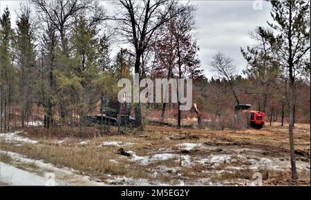 Les travailleurs complètent le programme de réhabilitation et d'entretien des terres (RAM) 7 mars 2022, dans la zone d'instruction B-05, à South Post, à fort McCoy, Wisconsin. Les travaux ont été achevés en collaboration avec le Bureau forestier de fort McCoy pour les aider à fournir une aire de plantation d'arbres et à améliorer la zone de formation. Les équipes de LRAM utilisent des tondeuses forestières extra-robustes pour déchiqueter la végétation. L'équipe LRAM de fort McCoy effectue également l'entretien des pistes et de la zone d'entraînement, reconfigure les sites pour augmenter le potentiel d'entraînement et répare les dommages de manœuvre, y compris l'ensemencement d'herbe indigène et les projets de contrôle de l'érosion pour rencontrer l'Armée de terre Banque D'Images