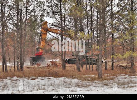 Les travailleurs complètent le programme de réhabilitation et d'entretien des terres (RAM) 7 mars 2022, dans la zone d'instruction B-05, à South Post, à fort McCoy, Wisconsin. Les travaux ont été achevés en collaboration avec le Bureau forestier de fort McCoy pour les aider à fournir une aire de plantation d'arbres et à améliorer la zone de formation. Les équipes de LRAM utilisent des tondeuses forestières extra-robustes pour déchiqueter la végétation. L'équipe LRAM de fort McCoy effectue également l'entretien des pistes et de la zone d'entraînement, reconfigure les sites pour augmenter le potentiel d'entraînement et répare les dommages de manœuvre, y compris l'ensemencement d'herbe indigène et les projets de contrôle de l'érosion pour rencontrer l'Armée de terre Banque D'Images