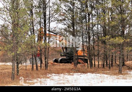 Les travailleurs complètent le programme de réhabilitation et d'entretien des terres (RAM) 7 mars 2022, dans la zone d'instruction B-05, à South Post, à fort McCoy, Wisconsin. Les travaux ont été achevés en collaboration avec le Bureau forestier de fort McCoy pour les aider à fournir une aire de plantation d'arbres et à améliorer la zone de formation. Les équipes de LRAM utilisent des tondeuses forestières extra-robustes pour déchiqueter la végétation. L'équipe LRAM de fort McCoy effectue également l'entretien des pistes et de la zone d'entraînement, reconfigure les sites pour augmenter le potentiel d'entraînement et répare les dommages de manœuvre, y compris l'ensemencement d'herbe indigène et les projets de contrôle de l'érosion pour rencontrer l'Armée de terre Banque D'Images