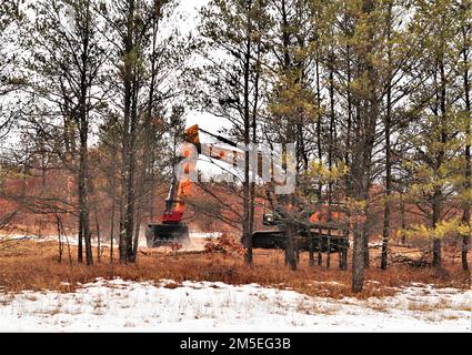 Les travailleurs complètent le programme de réhabilitation et d'entretien des terres (RAM) 7 mars 2022, dans la zone d'instruction B-05, à South Post, à fort McCoy, Wisconsin. Les travaux ont été achevés en collaboration avec le Bureau forestier de fort McCoy pour les aider à fournir une aire de plantation d'arbres et à améliorer la zone de formation. Les équipes de LRAM utilisent des tondeuses forestières extra-robustes pour déchiqueter la végétation. L'équipe LRAM de fort McCoy effectue également l'entretien des pistes et de la zone d'entraînement, reconfigure les sites pour augmenter le potentiel d'entraînement et répare les dommages de manœuvre, y compris l'ensemencement d'herbe indigène et les projets de contrôle de l'érosion pour rencontrer l'Armée de terre Banque D'Images