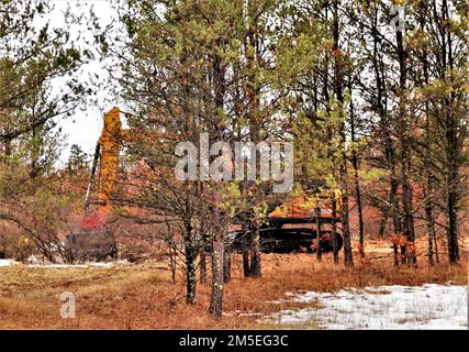 Les travailleurs complètent le programme de réhabilitation et d'entretien des terres (RAM) 7 mars 2022, dans la zone d'instruction B-05, à South Post, à fort McCoy, Wisconsin. Les travaux ont été achevés en collaboration avec le Bureau forestier de fort McCoy pour les aider à fournir une aire de plantation d'arbres et à améliorer la zone de formation. Les équipes de LRAM utilisent des tondeuses forestières extra-robustes pour déchiqueter la végétation. L'équipe LRAM de fort McCoy effectue également l'entretien des pistes et de la zone d'entraînement, reconfigure les sites pour augmenter le potentiel d'entraînement et répare les dommages de manœuvre, y compris l'ensemencement d'herbe indigène et les projets de contrôle de l'érosion pour rencontrer l'Armée de terre Banque D'Images