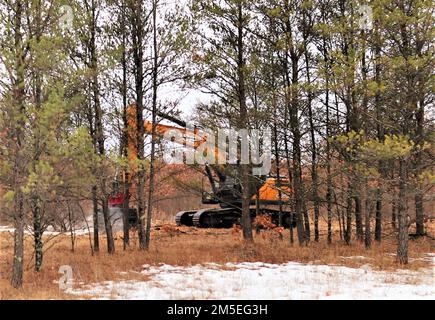 Les travailleurs complètent le programme de réhabilitation et d'entretien des terres (RAM) 7 mars 2022, dans la zone d'instruction B-05, à South Post, à fort McCoy, Wisconsin. Les travaux ont été achevés en collaboration avec le Bureau forestier de fort McCoy pour les aider à fournir une aire de plantation d'arbres et à améliorer la zone de formation. Les équipes de LRAM utilisent des tondeuses forestières extra-robustes pour déchiqueter la végétation. L'équipe LRAM de fort McCoy effectue également l'entretien des pistes et de la zone d'entraînement, reconfigure les sites pour augmenter le potentiel d'entraînement et répare les dommages de manœuvre, y compris l'ensemencement d'herbe indigène et les projets de contrôle de l'érosion pour rencontrer l'Armée de terre Banque D'Images