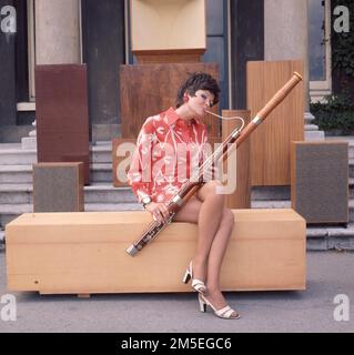 Un modèle se pose avec un bason par de grands haut-parleurs vintage. c1970. Photo de Gilbert Adams de la collection Gilbert Adams - propriété exclusive de Tony Henshaw Banque D'Images