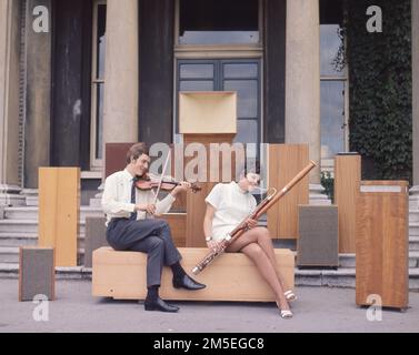 Un mannequin violoniste et féminin pose avec un bason de grands haut-parleurs vintage. c1970. Photo de Gilbert Adams de la collection Gilbert Adams - propriété exclusive de Tony Henshaw Banque D'Images