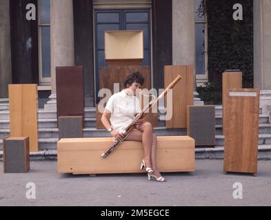 Un modèle se pose avec un bason par de grands haut-parleurs vintage. c1970. Photo de Gilbert Adams de la collection Gilbert Adams - propriété exclusive de Tony Henshaw Banque D'Images