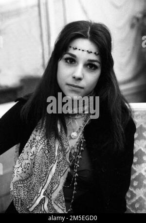 Photo de Tony Henshaw Une jeune femme qui regarde beaucoup une hippie c1970 photo de Tony Henshaw Banque D'Images