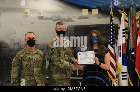 Major général David Lesperance, commandant général de la division d'infanterie de 2nd/ROK-US La Division combinée et le Sgt. Maj. Shawn Carns, conseiller principal du 2ID, présentent le « cœur du Prix du Bataillon » à Mme Amanda Nguyen. Nguyen a reçu le « Prix de l’Esprit du bataillon du guerrier » pour ses efforts d’aide aux soldats pendant les atténuations de la COVID-19 et plus de 1500 heures de planification et de bénévolat pour des événements communautaires. Banque D'Images