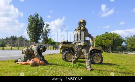 Les opérateurs du 31st Escadron de sauvetage simulent une opération de sauvetage en sauvant des victimes simulées au cours d'un exercice d'entraînement de préparation de routine à la base aérienne de Kadena, au 8 mars 2022. Des formations de routine similaires sont régulièrement organisées aux États-Unis Les bases de la Force aérienne à travers le Japon et dans le monde entier pour garantir les États-Unis L'état de préparation des aviateurs à répondre à une gamme de situations d'urgence potentielles. Banque D'Images