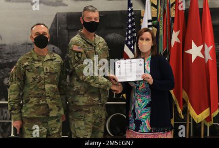 Major général David Lesperance, commandant général de la division d'infanterie de 2nd/ROK-US Division combinée et Sgt. De commandement, le Maj. Shawn Carns, conseiller principal de la 2ID, présentant le prix « cœur de la brigade » à Mme Heather Coyle. Coyle a reçu le prix pour ses efforts totalisant plus de 188 heures de travail bénévole aidant les soldats et leurs familles au sein du bataillon d'hélicoptères d'assaut 2nd, 2nd Aviation Regiment. Banque D'Images