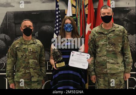 Major général David Lesperance, commandant général de la division d'infanterie de 2nd/ROK-US La Division combinée et le Sgt. Maj. Shawn Carns, conseiller principal du 2ID, présentent la « Division d'infanterie 2nd/ROK-US Bénévole conjoint exceptionnel de la Division combinée de l’année » à Mme Amanda Nguyen. Nguyen a reçu le prix pour ses efforts visant à renforcer les liens entre les soldats et leurs homologues coréens en organisant des événements de renforcement de la communauté et des équipes. Banque D'Images