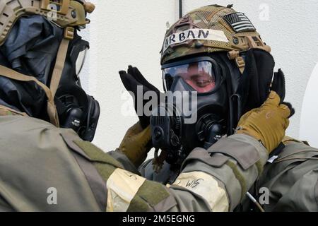 Les exploitants de l'escadron de sauvetage 31st effectuent une procédure de décontamination chimique afin de retirer leur équipement au cours d'un exercice de préparation de routine à la base aérienne de Kadena, au 8 mars 2022. Une formation similaire est régulièrement dispensée aux États-Unis Les bases de la Force aérienne à travers le Japon et dans le monde entier pour garantir les États-Unis L'état de préparation des aviateurs à répondre à une gamme de situations d'urgence potentielles. Banque D'Images