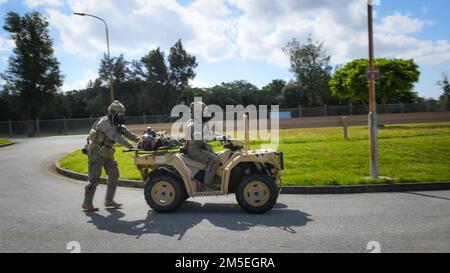 Les opérateurs du 31st Escadron de sauvetage transportent une victime simulée au cours d'un exercice d'entraînement de préparation de routine à la base aérienne de Kadena, au 8 mars 2022. La formation est conçue pour évaluer la capacité de la base à remplir sa mission à l'appui de l'alliance américaine avec le Japon et d'autres pays partenaires, assurant la stabilité et la sécurité d'une Indo-Pacifique libre et ouverte. Banque D'Images