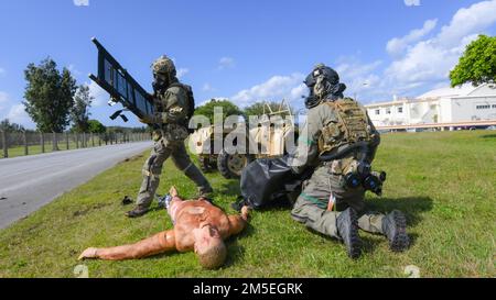 Les opérateurs du 31st Escadron de sauvetage simulent une opération de sauvetage en sauvant des victimes simulées au cours d'un exercice d'entraînement de préparation de routine à la base aérienne de Kadena, au 8 mars 2022. Au cours de la formation, les membres de Kadena exerceront des procédures de mobilisation et réaliseront des activités de formation pour perfectionner les compétences techniques et améliorer la préparation opérationnelle de la base. Banque D'Images
