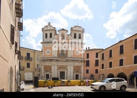 Atina, Frosinone, Italie - 10 août 2022: Scène devant la Chiesa 'Cattedrale' Santa Maria Assunta. Banque D'Images