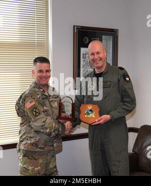 ÉTATS-UNIS Major général de l'armée David J. Francis, États-Unis Le Centre d'excellence de l'aviation militaire et le commandant du fort Rucker participent à un échange de cadeaux traditionnel avec le Commodore de l'air Robert Adang, commandant du Commandement de l'hélicoptère de défense de la Force aérienne royale des pays-Bas, au siège de l'aviation militaire 8 mars 2022. Au cours de sa visite à l'USAACE, Adang a reçu des mises à jour de la part des dirigeants, a rencontré l'officier de liaison néerlandais ainsi que des étudiants néerlandais et leurs familles, et a été le conférencier en vedette lors de la remise des diplômes de l'école de vol des élèves des pays-Bas. Banque D'Images