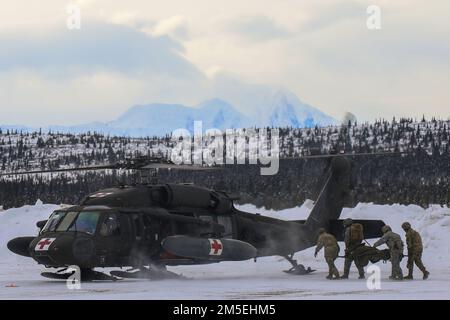 Parachutistes spartiates du bataillon de soutien de la brigade 725th, équipe de combat de la brigade d’infanterie 4th (Airborne), division d’infanterie 25th, « Brigade Spartan », Et les équipes aériennes du 1st Bataillon, 52d Aviation Regiment, General support Aviation Battalion (GSAB), organisent une répétition MEDEVAC en préparation à la rotation 22-02 du joint Pacific Readiness multinational Readiness Centre, près de fort Greely, Alaska, 8 mars 2022. Le JPMRC 22-02 est le premier centre régional d'entraînement au combat en rotation en Alaska. Il se concentre sur les opérations de combat à grande échelle (LSCO) et est un événement d'entraînement par temps froid qui inclut Situatio Banque D'Images