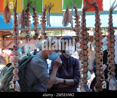 Les gens visitent le FarmFest 17th au parc de Fa hui à Mong Kok. FarmFest est le plus grand marché d'agriculteurs de plein air de Hong Kong, et les producteurs locaux peuvent directement vendre leurs produits aux consommateurs lors de l'événement. 26DEC22 SCMP / Jelly TSE Banque D'Images