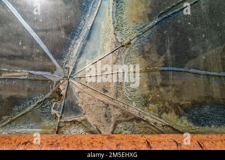 Le détail d'une fissure dans la fenêtre d'un ancien camion à panneaux Banque D'Images