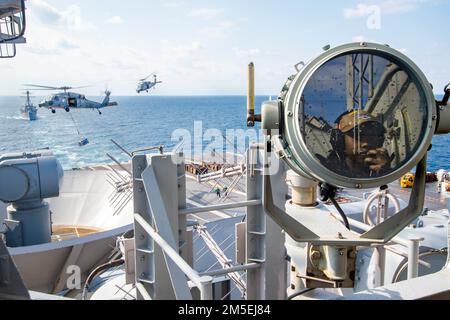 220308-N-TO573-1019 MER IONIENNE (8 mars 2022) deux hélicoptères MH-60s Sea Hawk, tous deux attachés aux couches de l'escadron de combat en mer (HSC) 11, transportent les fournitures du navire de soutien rapide USNS Supply (T-AOE6) au porte-avions de la classe Nimitz USS Harry S. Truman (CVN 75) lors d'un réapprovisionnement en mer, 8 mars 2022. Le groupe de grève des transporteurs Harry S. Truman est en cours de déploiement aux États-Unis Sixième zone d'exploitation de la flotte à l'appui des intérêts des États-Unis, des alliés et des partenaires en Europe et en Afrique. Banque D'Images