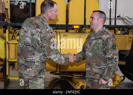 Le colonel Matt Husemann, à gauche, commandant de l'escadre du 436th Airlift, présente Tech. Le sergent Tyler Barresi, officier d’entretien polyvalent de l’Escadron de préparation à la logistique du 436th septembre, dont la pièce est le meilleur exécutant de la semaine à la base aérienne de Douvres, Delaware (8 mars 2022). M. Barresi a également reçu un certificat de M. Husemann et du Sgt. Timothy Bayes, chef de commandement de la 436th AW, pour un rendement exceptionnel. Banque D'Images