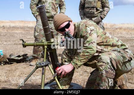 ÉTATS-UNIS Les opérateurs du Groupe des forces spéciales de l'Armée 10th (aéroporté) se forment en compagnie de soldats de l'infanterie de pompiers indirects (11C) affectés à la 4th Division d'infanterie de ft Carson, CO on 8 mars 2022. Les Bérets verts ont conduit un convoi vivant feu une aire d'armes lourdes. Banque D'Images