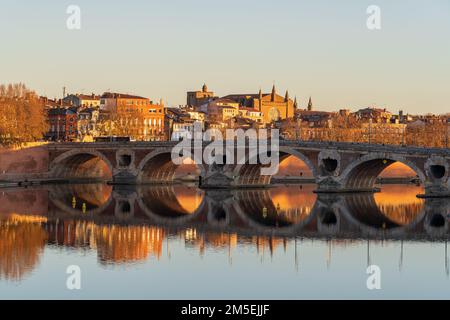 Vue pittoresque au coucher du soleil en automne sur le Pont neuf ou le Nouveau pont sur la Garonne dans la célèbre ville rose de Toulouse, France Banque D'Images