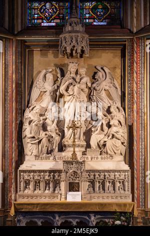 Vue sur la statue de la Vierge Marie et de l'enfant dans la chapelle notre-Dame des Anges à l'intérieur du monument Saint Etienne ou de la cathédrale Saint-Étienne, Toulouse, France Banque D'Images