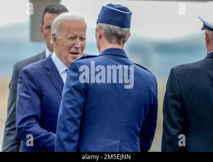 Le président Joe Biden salue le général de division Bryan Radliff, commandant de la Force aérienne en 10th, ainsi que d'autres dignitaires lors d'une récente escale à la base de réserve interarmées de la Station aérienne navale de fort Worth (Texas), en Ontario, à 8 mars 2022. Le président des États-Unis Joe Biden est arrivé à NAS JRB fort Worth lors d'une visite à fort Worth s'adressant aux anciens combattants. Banque D'Images