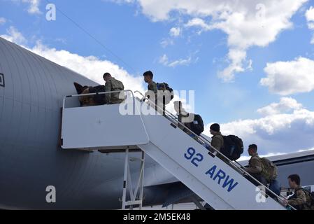 ÉTATS-UNIS Les aviateurs de la Force aérienne de l'escadre de ravitaillement en vol 92nd se préparent à se déployer avec quatre stratotankers KC-135 à la base aérienne de Spangdahlem, en Allemagne, à la base aérienne de Fairchild, à Washington (8 mars 2022). Ce déploiement a été mené en pleine coordination avec les pays hôtes et les autorités militaires de l’OTAN et vise à accroître la préparation et à renforcer la défense collective de l’OTAN. Banque D'Images